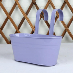 Seinale riputatavad lillepotid eemaldatava topeltkonksuga metallist &auml;mbriga istutusmasin piirdeaia jaoks, r&otilde;du aiakaunistused roheline