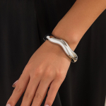 As&uuml;mmeetriline ovaalne l&otilde;ike&auml;&auml;rega k&auml;ev&otilde;ru Euroopa ja Ameerika stiilis