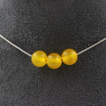 Pierres et Min&eacute;raux. Collier 3 perles Agate jaune 8 mm. Chaine en acier inoxydable Collier femmes, hommes. Taille personnalisable.