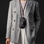 Vastupidav PU-nahast moodne prilli&uuml;mbris, kompaktne suurus, suur hoiuruum &ndash; kaelarihmaga, l&uuml;hin&auml;gelikkuse, varjude ja p&auml;ikesevarjude jaoks must