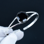 Must spinnell kuusnurkne v&auml;&auml;riskivi k&auml;sitsi valmistatud mansett k&auml;ev&otilde;ru 925 sterlingh&otilde;be mansett k&auml;ev&otilde;ru, musta spinelli k&auml;ev&otilde;ru naisele, unisex k&auml;ev&otilde;ru, kingituseks 7 must