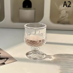 Korea stiilis graveeritud reljeefne v&auml;ike pokaalist klaasist tass Soju sake lik&ouml;&ouml;ri jaoks, l&uuml;hikese varrega klaas