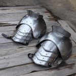 Warrior needitud Pauldronid m&otilde;&otilde;gamurdjatega