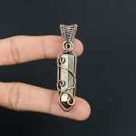 Suurep&auml;rane p&uuml;riidist tervendav kristall-v&auml;&auml;riskivi k&auml;sitsi valmistatud puhtast vasest traadist m&auml;hisega ehteripats 2.56 inches kollane