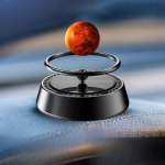 Premium p&auml;ikeseenergial t&ouml;&ouml;tav auto aroomiteraapia difuusor &ndash; alumiiniumsulamist, kauakestev kerge l&otilde;hnahoidik v&auml;ikeautodele, loominguline keskkonsooli sisekujundus