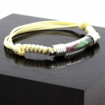 Pierres et Min&eacute;raux. Bracelet Rubis + Grenat Tsavorite brut. Couleur beige.