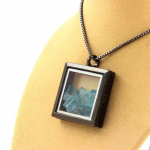 Pierres et Min&eacute;raux. Collier Apatite Paraiba brut. Mod&egrave;le carr&eacute;. Couleur Noir.