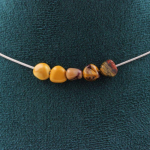 Pierres et Min&eacute;raux. Collier 5 perles Mookaite d'Australie. Chaine en acier inoxydable Collier femmes, hommes. Taille personnalisab