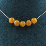 Pierres et Min&eacute;raux. Collier 5 perles Sardonyx jaune 8 mm Chaine en acier inoxydable Collier femmes, hommes. Taille personnalisable.