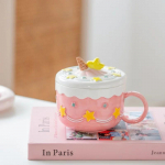 430 ml keraamiline kohvikruus Loominguline armas kook, reljeefse mustriga veetass, suur mahutavus kaanega Kodukontori mahlakruusid kingitus 401-500ml roosa