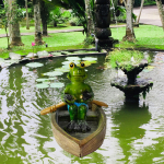 Loominguline armas vaiguloomade ornament, vees ujuv kuju, parv &otilde;ues Frogs