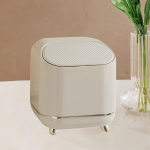 Kompaktne kaanega lauaarvuti pr&uuml;gikast kodukontori jaoks beež