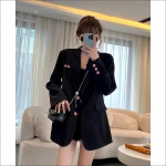 Lihtne moodne ja &otilde;huke must &uuml;likondlik bleiser naistele kevadel ja s&uuml;gisel