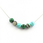 Pierres et Min&eacute;raux. Collier perles Chrysocolle de Namibie + Howlite Turquoise + Malachite Chaine en acier inoxydable.