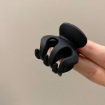 Must v&auml;ike haikarva k&uuml;&uuml;nis k&otilde;rgetele hobusesabadele ja tukkidele