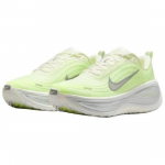 Nike Vomero Plus Barely Volt Naiste HV8154-103 EU 38.5 roheline