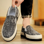 Hingavad ja l&otilde;hnakindlad laisad inimesed kannavad suvel Pekingis t&ouml;&ouml;tamiseks trendikaid jalatseid 39