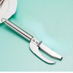 Roostevabast terasest kalanuga majapidamises kasutatav kalatapmise t&ouml;&ouml;riist k&ouml;&ouml;ginuga kalamaha ja kalasoole eemaldamiseks