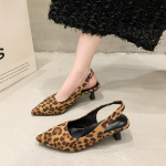 Uued moodsed naiste madala kontsaga slingback-sandaalid suvised leopardikujulise otsaga naiselikud muulad loomaprindiga madala kontsaga rannakingad 35 must