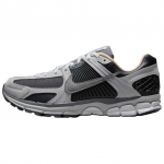 Nike Meeste Air Zoom Vomero 5 Tume Suitsuhall Vachetta Meeste Tossud Helehall Vachetta-Pruun Summit-Valge HV5982-001 38.5