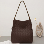 Lehmanahast kootud kott naiste m&otilde;&otilde;na &otilde;lakott mitmek&uuml;lgne, suure mahutavusega kaenlaaluste nahast naiste kott