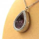 Pierres et Min&eacute;raux. Collier Grenat Rhodolite brut. Mod&egrave;le goutte.