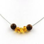 Pierres et Min&eacute;raux. Collier perles bois 8 mm + Ambre v&eacute;ritable de la mer Baltique Chaine en acier inoxydable.