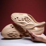 Korea versioon moekad Kanye kookosp&auml;hkli meeste ja naiste suured suurused EVA astumine sitta rannajalatsid sandaalid 40 beež