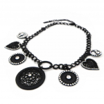 NOA [I2189] &ndash; disainerkaelakee 'Carmen' must valge must