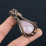 Imeilus Roosa Kvartsist kalliskivi k&auml;sitsi valmistatud vasest traadist m&auml;hitud ehteripats armastuse jaoks 2.56 Inches roosa