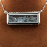 Pierres et Min&eacute;raux. Collier Aigue-Marine brut. Mod&egrave;le rectangle.
