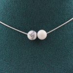 Pierres et Min&eacute;raux. Collier 2 perles Howlite 8 mm. Chaine en acier inoxydable Collier femmes, hommes. Taille personnalisable.