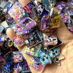 52 tk Anime K-pops Ddemons Hunters 2 cm Akr&uuml;&uuml;lripats Kawaii Akr&uuml;&uuml;lplaaster K&auml;sit&ouml;&ouml; DIY Tarvikud V&otilde;tmehoidja PP Klips Plaaster M&auml;nguasi 2cm