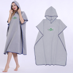 Surfiponcho M&auml;rg&uuml;&uuml;li kiiresti kuivav riietumisr&otilde;ivus Surfaritualett &Uuml;ks suurus sobib k&otilde;igile hall