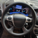 K&auml;sitsi &otilde;mmeldud must mikrokiudnahast autojuhtimiskangi kate Ford Focus 3 2012 C-MAX 2011 KUGA Escape 2013-2016 jaoks Black Thread