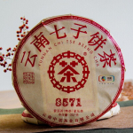 CHINATEA Classic 8571 Pu-erh teekook 2021, 357 g K&uuml;ps Yunnan Chi Tse Beeng Cha