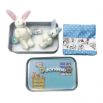 1 komplekt pl&uuml;&uuml;sist j&auml;nkum&auml;nguasjakomplekti koos nibude lutipudeli kirjan&ouml;&ouml;pidega karuv&otilde;lu riidest kott Taskusuuruses rauast kastist lihav&otilde;ttep&uuml;hade festivali laste kingitused. sinine