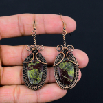 Suurep&auml;rane draakonivere jaspise kalliskivi k&auml;sitsi valmistatud puhtast vasest traadist pakitud k&otilde;rvar&otilde;ngad 3.03 Inches roheline