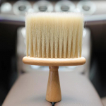 T&auml;ispuidust auto &otilde;huava tolmu eemaldamise hari tolmu p&uuml;hkimiseks, pehmete harjastega hari, auto sisustuselemendid, autopesula tarvikud punane