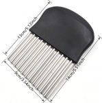 Kartulil&otilde;ikur kr&otilde;psud praadimismasin koorija L&otilde;igatud tainas puu-k&ouml;&ouml;giviljad k&ouml;&ouml;gitarvikud t&ouml;&ouml;riist nuga t&uuml;keldaja kortsuline laineline viilutaja must