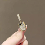 S&auml;rav teemantidega kaunistatud kuldne labida pross, naiste peen k&otilde;rgekvaliteediline tunnetus, isikup&auml;rastatud korsaaž, ni&scaron;idisaini tunnetus, valgust peegeldavad n&ouml;&ouml;pn&otilde;ela aksessuaarid