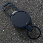 Sisset&otilde;mmatav vargusvastane v&otilde;tmehoidja pannal koos Easy-Pull juhtmega 6847D type carabiner