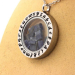 Pierres et Min&eacute;raux. Collier Kyanite brut. Mod&egrave;le Alphabet.