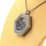 Pierres et Min&eacute;raux. Collier Saphir brut. Mod&egrave;le Hexagone.