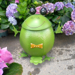 1 Roostevabast rauast konna pr&uuml;gikast, v&auml;liaia muruplatsi dekoratiivne pr&uuml;gikast, vihmakindel fotorekvisiit sise&otilde;ue ja Airbnb kaunistamiseks Green Frog Trash Can (No Pattern)