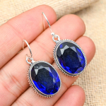 Blue Sapphire laboris loodud kalliskivist k&auml;sitsi valmistatud 925 sterlingh&otilde;bedast ehetest ovaalse kujuga k&otilde;rvar&otilde;ngad talle 1.60 Inches sinine