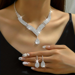 1 paar k&otilde;rvar&otilde;ngaid ja 1 tk kaelakee elegantne ehtekomplekt h&otilde;betatud inkrusteeritud teemantidega s&auml;ravad ehted, &otilde;rn s&uuml;nnip&auml;evakink naistele