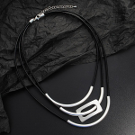 Boho-&scaron;ikk k&auml;sit&ouml;&ouml;na valmistatud mitmekihiline kunstnahast kaelakee &ndash; vintage stiilis naiste kampsunikett, ideaalne igap&auml;evaseks kandmiseks ja pidudeks h&otilde;be