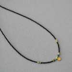 Prantsuse retromustade spinel- ja t&uuml;rkiissiniste helmestega kaelakee naistele