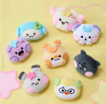 [Ametlik] 2026 ATEEZ koos LINE FRIENDS MIGHTEEZ WONDER ROOM POP-UP POE kaupadega 049 PLUSH BADGE / DDeongyo